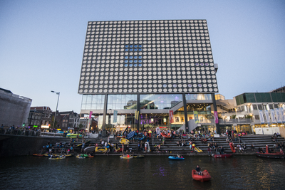 910650 Afbeelding van de laatste deelnemers aan de Rubberboot Missie 2016 in de Stadsbuitengracht ter hoogte van de ...